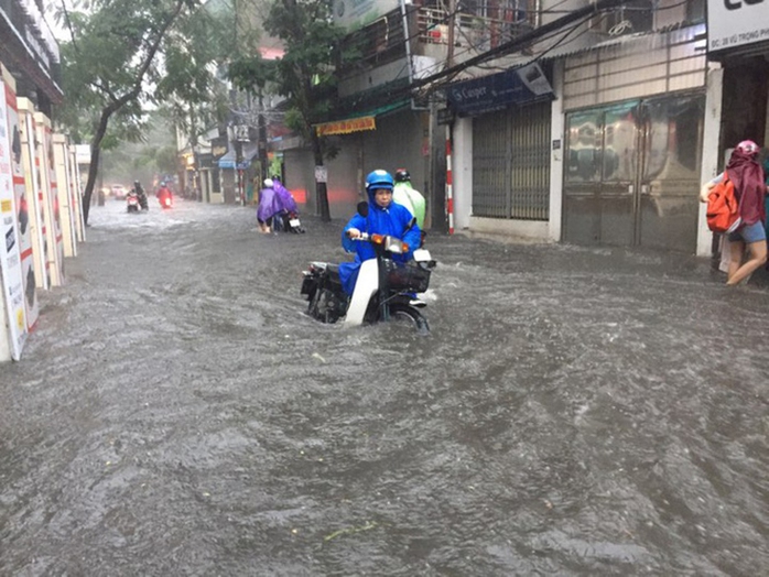 Phố Vũ Trọng Phụng (quận Thanh Xuân, Hà Nội) ngập sâu trong nước sau cơn mưa sáng 17-7  Ảnh: Nguyễn Hưởng