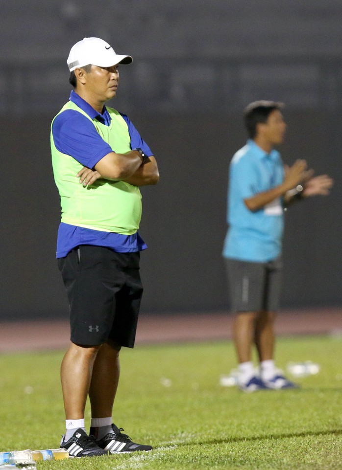 HLV Trần Minh Chiến dẫn dắt U19 - Ảnh 1.