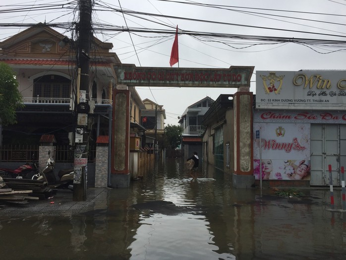 Miền Trung: Nhiều nơi còn ngập chìm trong nước, cô lập - Ảnh 4.