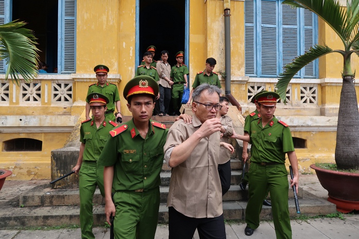 Tiếp tay buôn lậu, hàng chục nguyên cán bộ hải quan lãnh án - Ảnh 1.