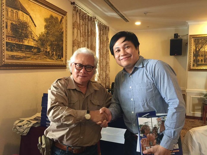 
Tác giả Giản Thanh Sơn (bìa trái) tặng sách cho độc giả Ảnh: LÊ PHẠM SƠN HẢI
