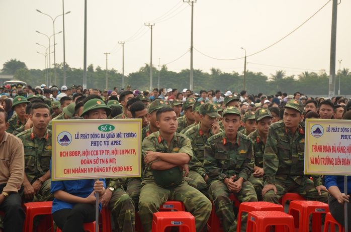 Chủ tịch Đà Nẵng cùng 3.000 người dân làm sạch môi trường đón APEC - Ảnh 3.