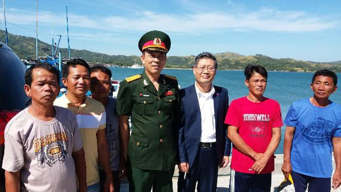Tổng thống Duterte tiễn ngư dân và tàu cá Phú Yên - Ảnh 1.