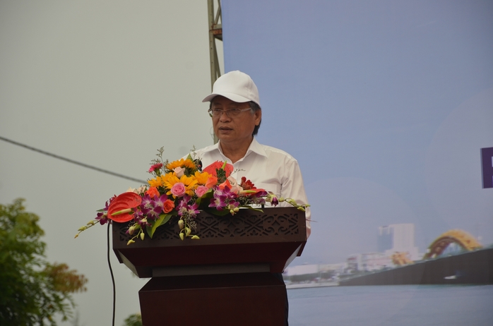 Chủ tịch Đà Nẵng cùng 3.000 người dân làm sạch môi trường đón APEC - Ảnh 1.