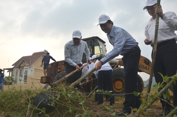 Chủ tịch Đà Nẵng cùng 3.000 người dân làm sạch môi trường đón APEC - Ảnh 4.