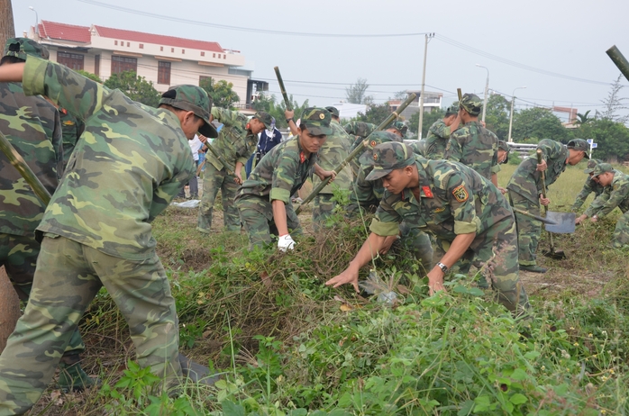 Chủ tịch Đà Nẵng cùng 3.000 người dân làm sạch môi trường đón APEC - Ảnh 7.