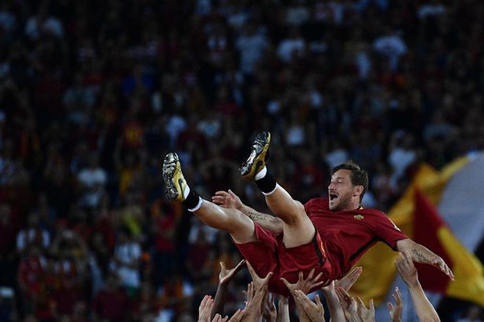 Totti ngấn lệ trong ngày giã từ sân cỏ - Ảnh 14.