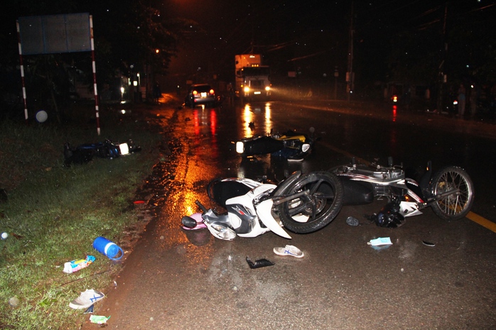 Xe điên tông hàng loạt xe máy, ít nhất 2 người nguy kịch - Ảnh 2.