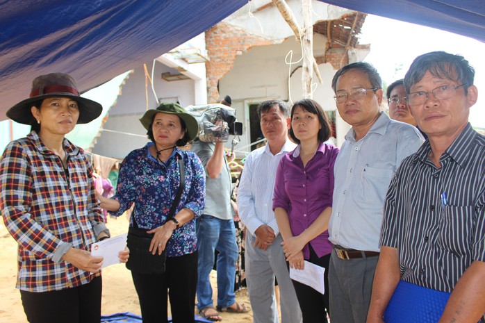 TP Hồ Chí Minh sẻ chia nỗi đau người dân vùng bão Phú Yên - Ảnh 3.