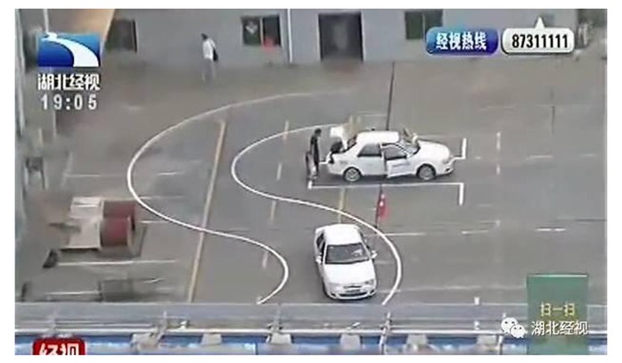 Đóng cửa trường dạy lái ô tô trên ban công - Ảnh 2. Đóng cửa trường dạy lái ô tô trên ban công - Ảnh 2.