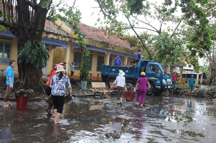 TP Hồ Chí Minh sẻ chia nỗi đau người dân vùng bão Phú Yên - Ảnh 5.