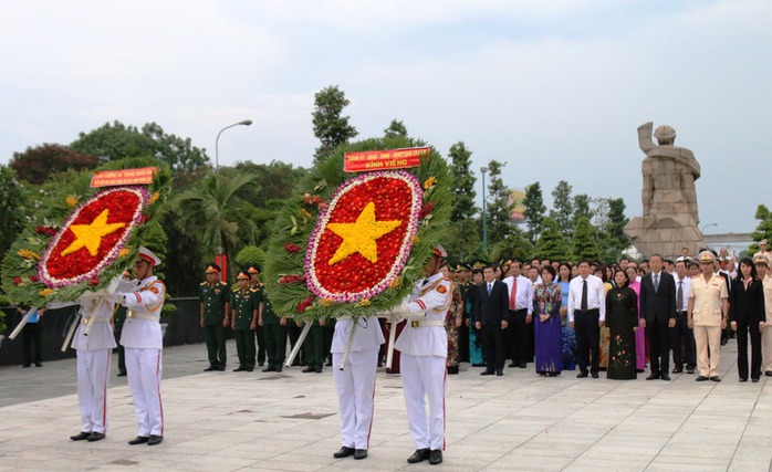 Đoàn đại biểu Thành ủy - HĐND - UBND - Ủy ban MTTQ TP HCM dâng hoa viếng các anh hùng liệt sĩ tại Nghĩa trang Liệt sĩ TP