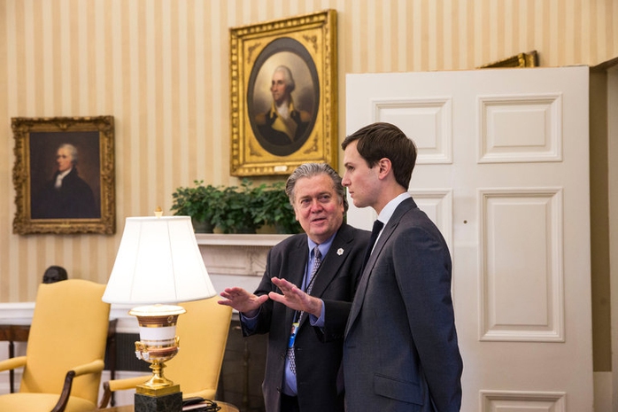 Dư luận nước Mỹ nói nhiều về sự chia rẽ giữa Steve Bannon (trái) và Jared Kushner Ảnh: THE NEW YORK TIMES