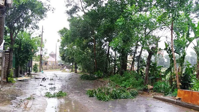 Bão số 4 đổ bộ vào Quảng Bình gây mưa lớn, nhiều nơi bị ngập - Ảnh 4.