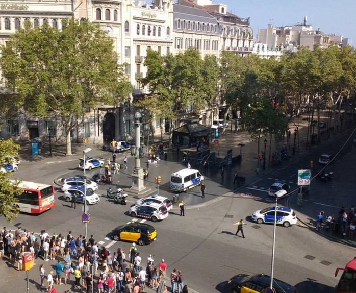 Lao xe, bắt con tin ở Barcelona, 13 người chết - Ảnh 5.
