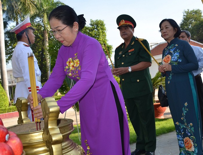 Lãnh đạo TP HCM tưởng niệm ngày Khởi nghĩa Nam kỳ - Ảnh 1.