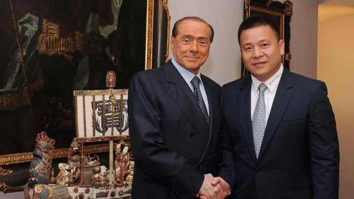 Ông Berlusconi (trái) và Li Yong-hong - chủ mới của AC Milan - trong ngày chuyển giao CLBẢnh: Gazzetta