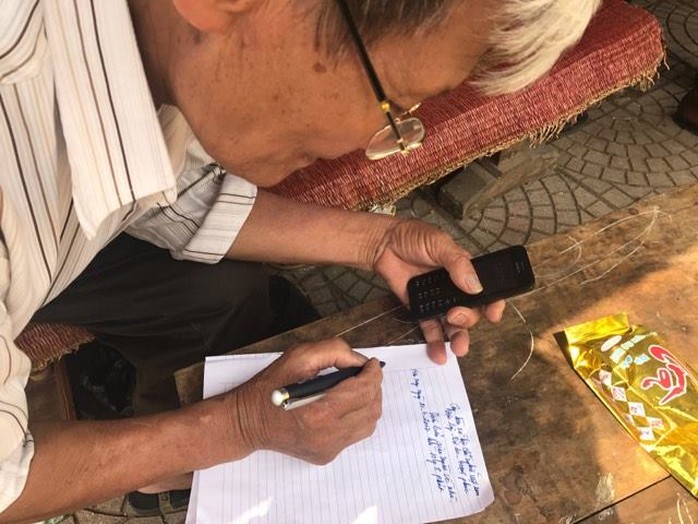 
Làm thủ tục bàn giao ông Đặng Văn Cảnh cho đại diện chính quyền xã Đồng Tâm và người thân của ông Cảnh - Ảnh: Văn Duẩn
