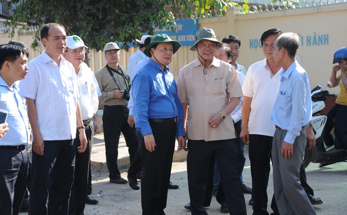 Bộ trưởng Trần Hồng Hà trực tiếp khảo sát thực tế tại điểm sạt lở trên bờ sông Vàm Nao thuộc xã Mỹ Hội Đông.