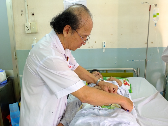 Lần đầu tiên tại Việt Nam cắt u gan bằng robot - Ảnh 2.