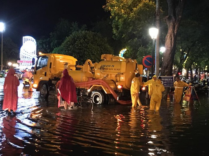 Mưa lớn, Hà Nội ngập sâu, giao thông hỗn loạn - Ảnh 16.