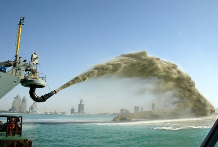 
Cát được sử dụng để xây đảo nhân tạo ở Dubai Ảnh: Reuters

