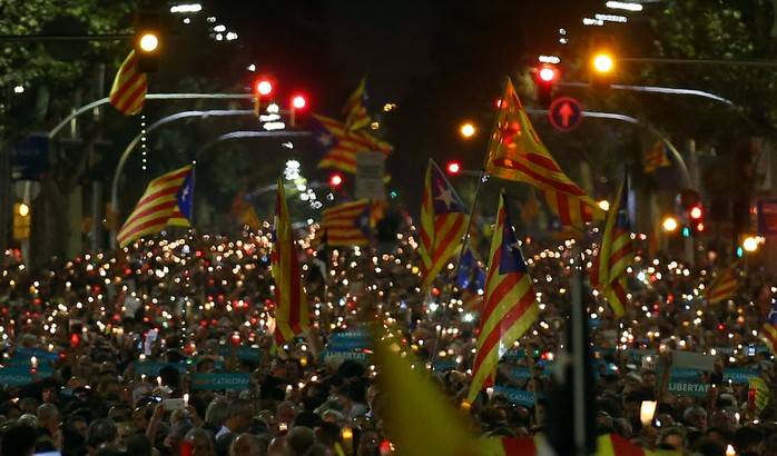 
Hàng trăm ngàn người đã xuống đường ở Catalonia để phán đối việc bắt giữ hai nhà lãnh đạo ly khai Calatonia Jordi Sánchez và Jordi Cuixart. Ảnh: Reuters
