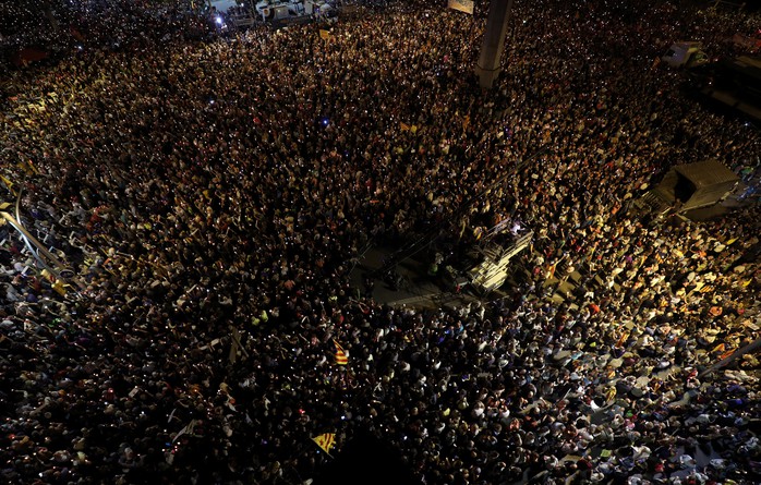 
Hàng trăm ngàn người đã xuống đường ở Catalonia để phán đối việc bắt giữ hai nhà lãnh đạo ly khai Calatonia Jordi Sánchez và Jordi Cuixart. Ảnh: Reuters
