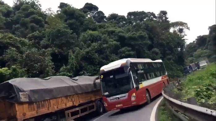 Vượt ẩu trên đèo Bảo Lộc: Tước giấy phép tài xế Thành Bưởi - Ảnh 1.