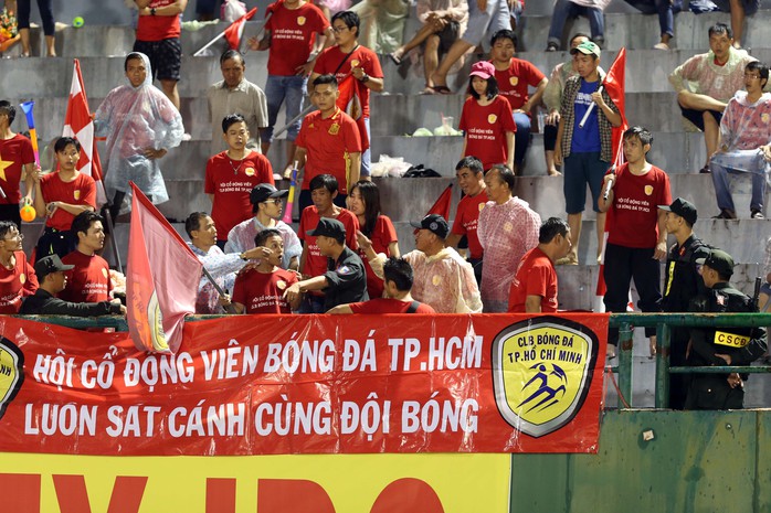 
CĐV CLB bóng đá TP HCM tranh cãi với lực lượng bảo vệ sân
