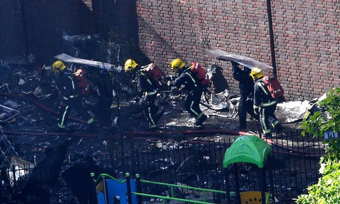 London hoảng sợ trước vụ cháy tòa nhà 24 tầng - Ảnh 1.