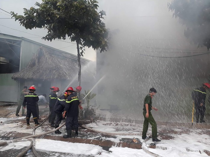 Cháy nhà xưởng, lửa lan sang thiêu rụi quán cà phê - Ảnh 1.