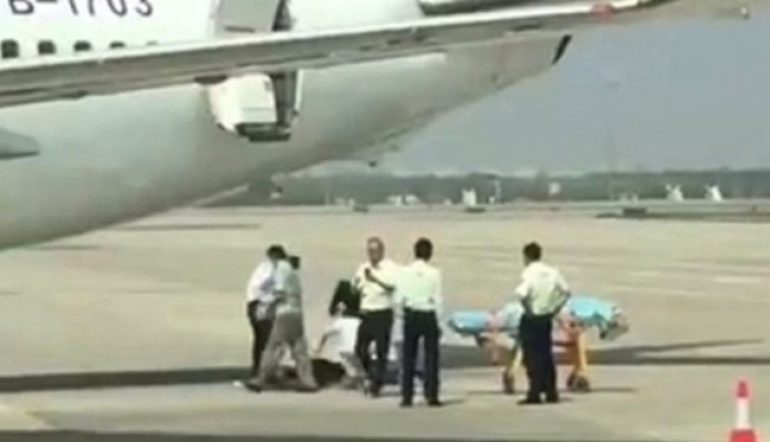 Trung Quốc: Tiếp viên rơi từ máy bay xuống đất - Ảnh 1.