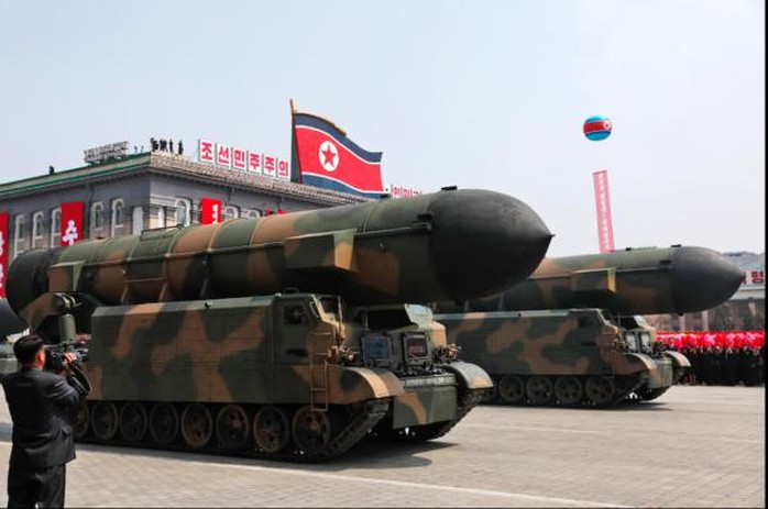 
Tờ Thời báo Hoàn cầu cho rằng những cỗ xe chở tên lửa của Triều Tiên diễu hành trong Ngày Ánh Dương thật ra chỉ là mô hình. Ảnh: EPA
