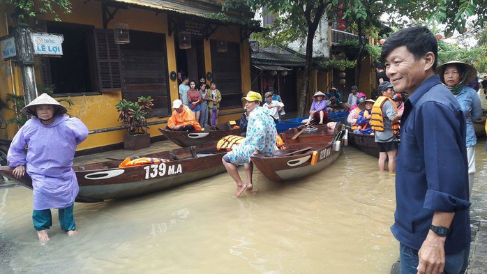 Hội An: Nước lũ rút dần nhưng vẫn trên báo động 3 là 0,66m - Ảnh 1.