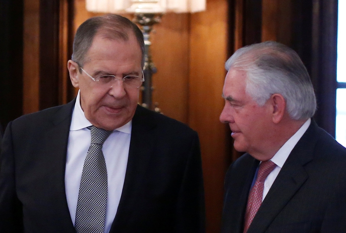 Ngoại trưởng Nga Sergei Lavrov (bên trái) gặp người đồng cấp Mỹ Rex Tillerson tại Moscow Ảnh: REUTERS