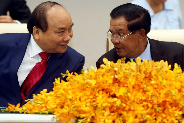 Thủ tướng Nguyễn Xuân Phúc (trái) và Thủ tướng Hun Sen chứng kiến lễ ký kết các văn kiện hợp tác Ảnh: REUTERS