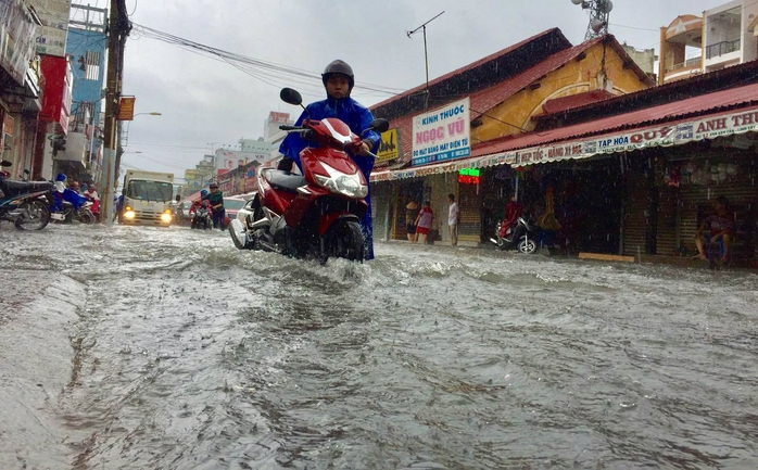 Chống ngập vẫn tắc! - Ảnh 1.