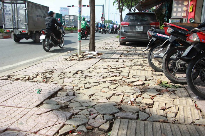 Mạnh ai nấy làm, vỉa hè nham nhở - Ảnh 1.