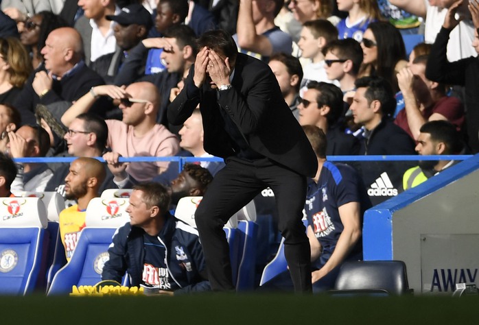 HLV Conte thất vọng khi Chelsea bất ngờ thua Crystal Palace trên sân nhàẢnh: REUTERS