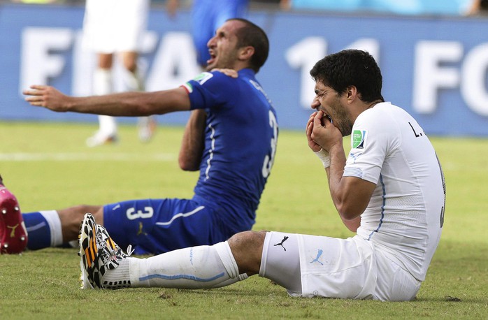 
Suarez (phải) sau cú cắn vai Chiellini ở VCK World Cup 3 năm trước Ảnh: REUTERS
