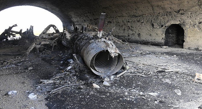 
Một máy bay Syria bị phá hủy sau vụ không kích của Mỹ Ảnh: Sputnik
