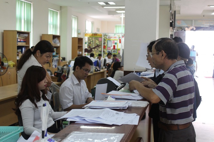 
Người lao động làm thủ tục tại cơ quan BHXH TP HCM. ẢNH: TRƯỜNG HOÀNG
