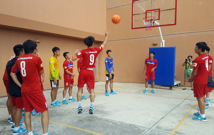 U22 Việt Nam chơi bóng rổ, Hồ Tuấn Tài cười rạng rỡ - Ảnh 2.