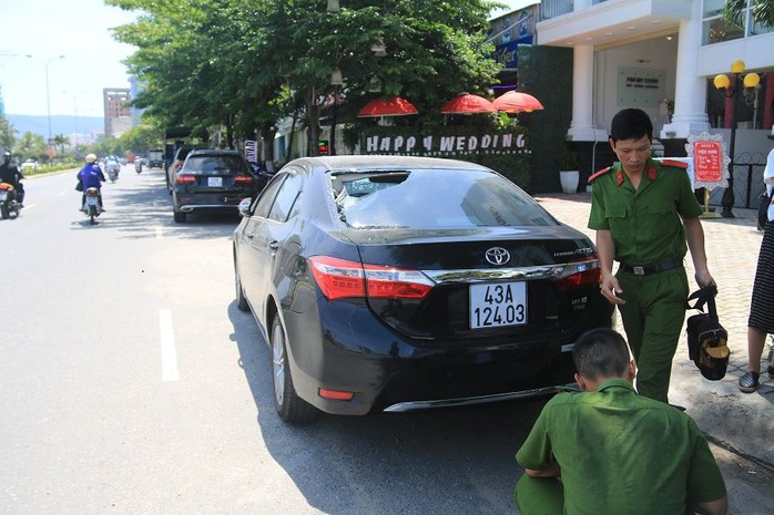 Truy tìm nhóm thanh niên đập phá hàng loạt ô tô trong đêm - Ảnh 1.