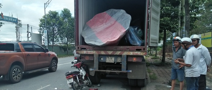 Tử vong sau khi tông vào xe container - Ảnh 1.