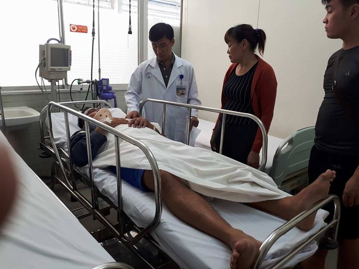 Một chiến sĩ PCCC trong vụ sập nhà Bình Tân bị gãy cột sống - Ảnh 1.