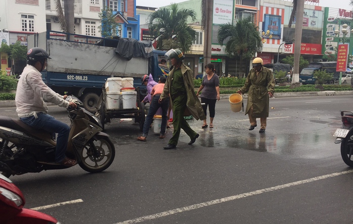 CSGT Đà Nẵng dọn thức ăn thừa bị đổ ra đường giúp dân - Ảnh 1.
