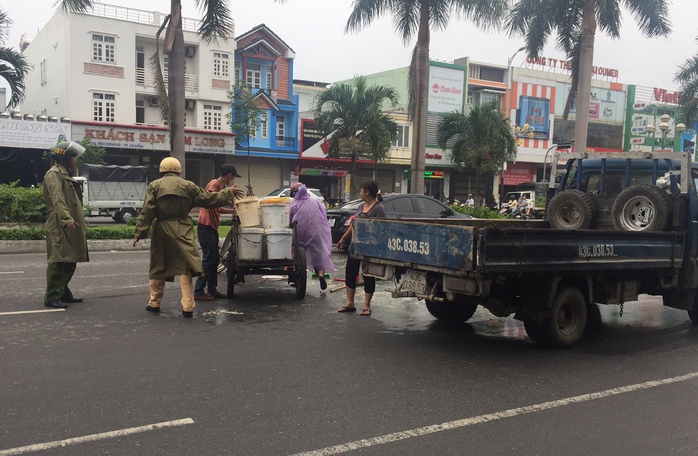 CSGT Đà Nẵng dọn thức ăn thừa bị đổ ra đường giúp dân - Ảnh 2.