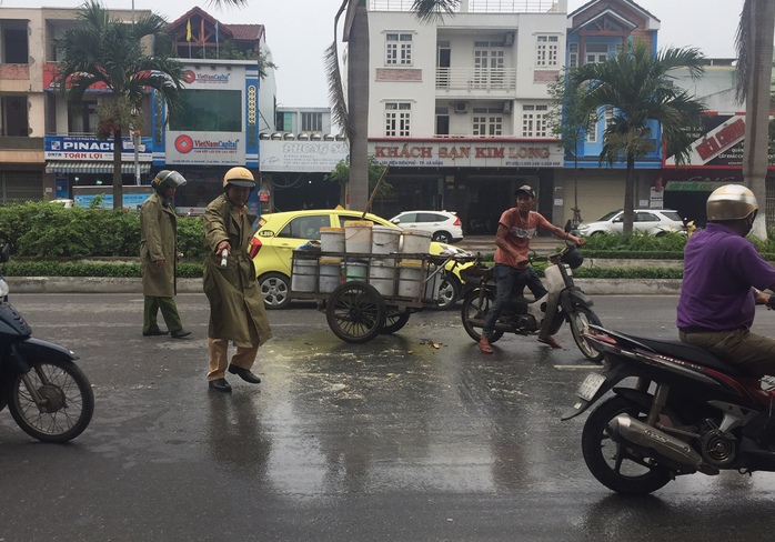 CSGT Đà Nẵng dọn thức ăn thừa bị đổ ra đường giúp dân - Ảnh 3.